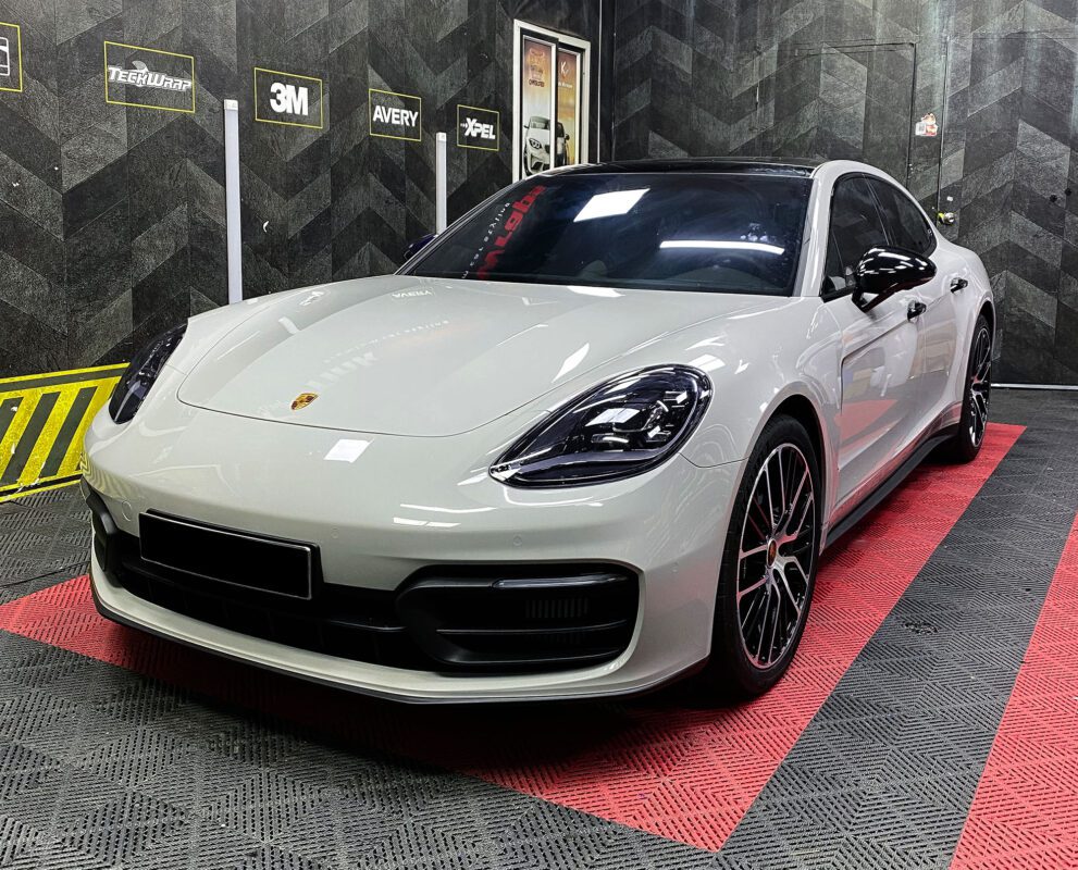 Porsche dán nóc đen thể thao